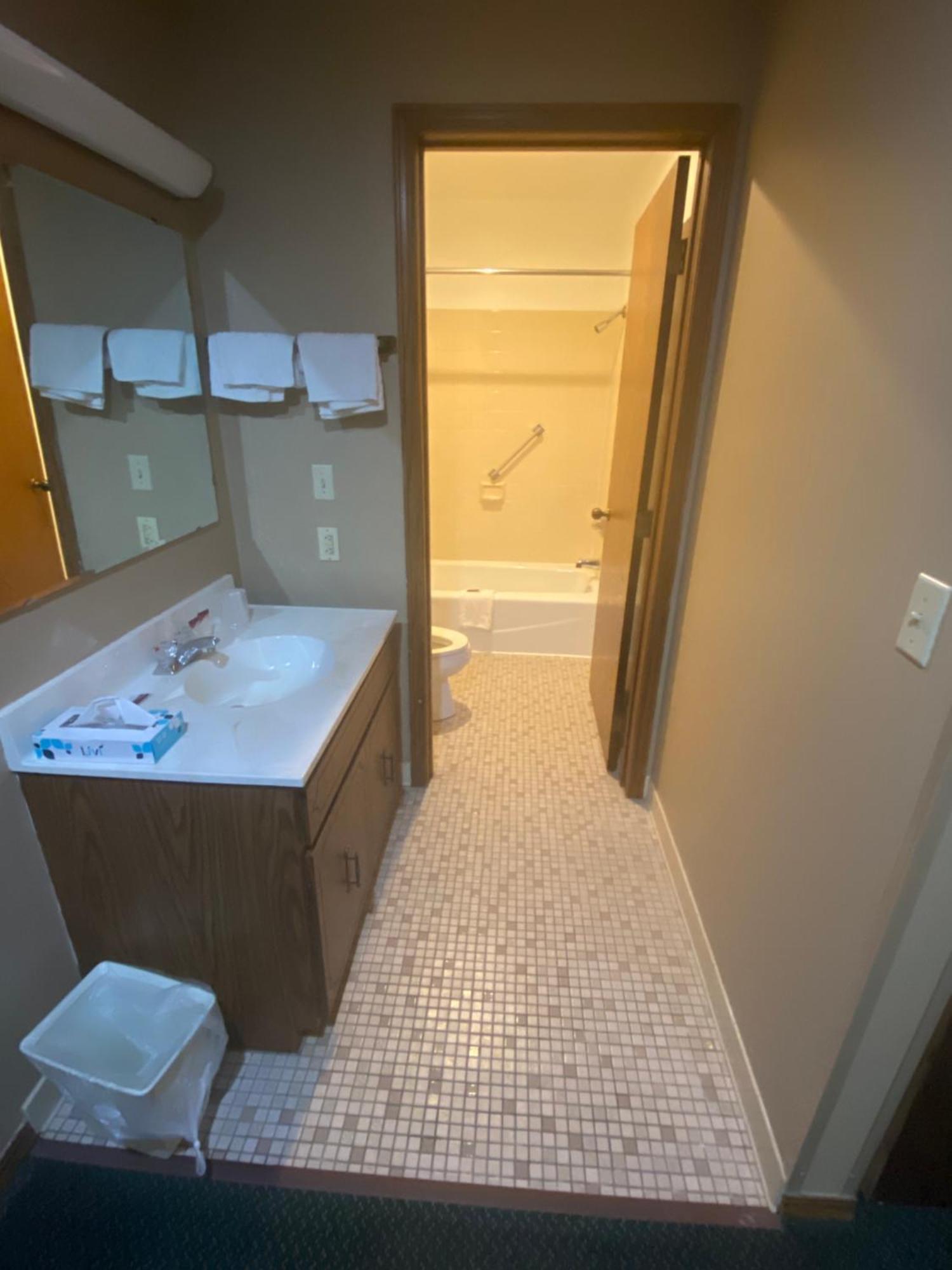 Colonial Inn Dyersville Екстер'єр фото