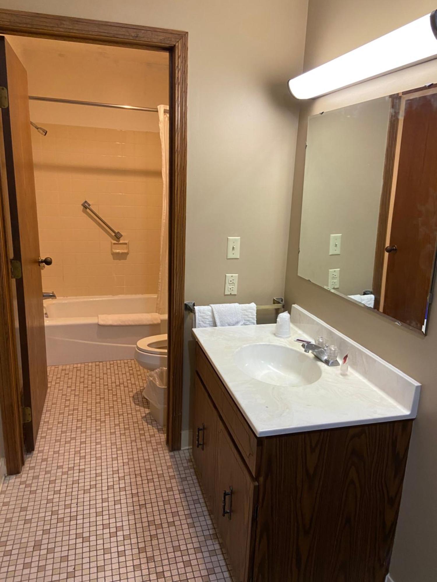 Colonial Inn Dyersville Екстер'єр фото
