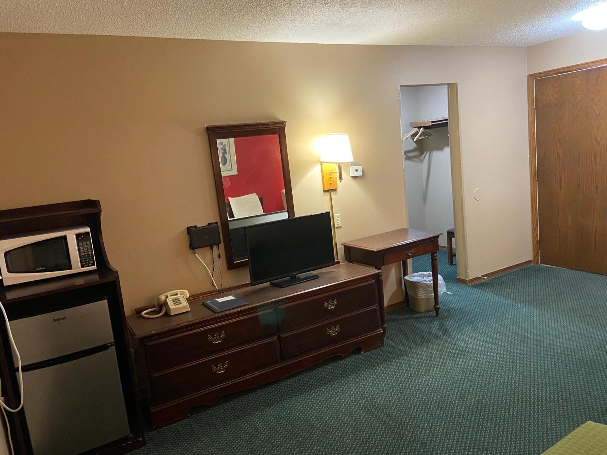 Colonial Inn Dyersville Екстер'єр фото