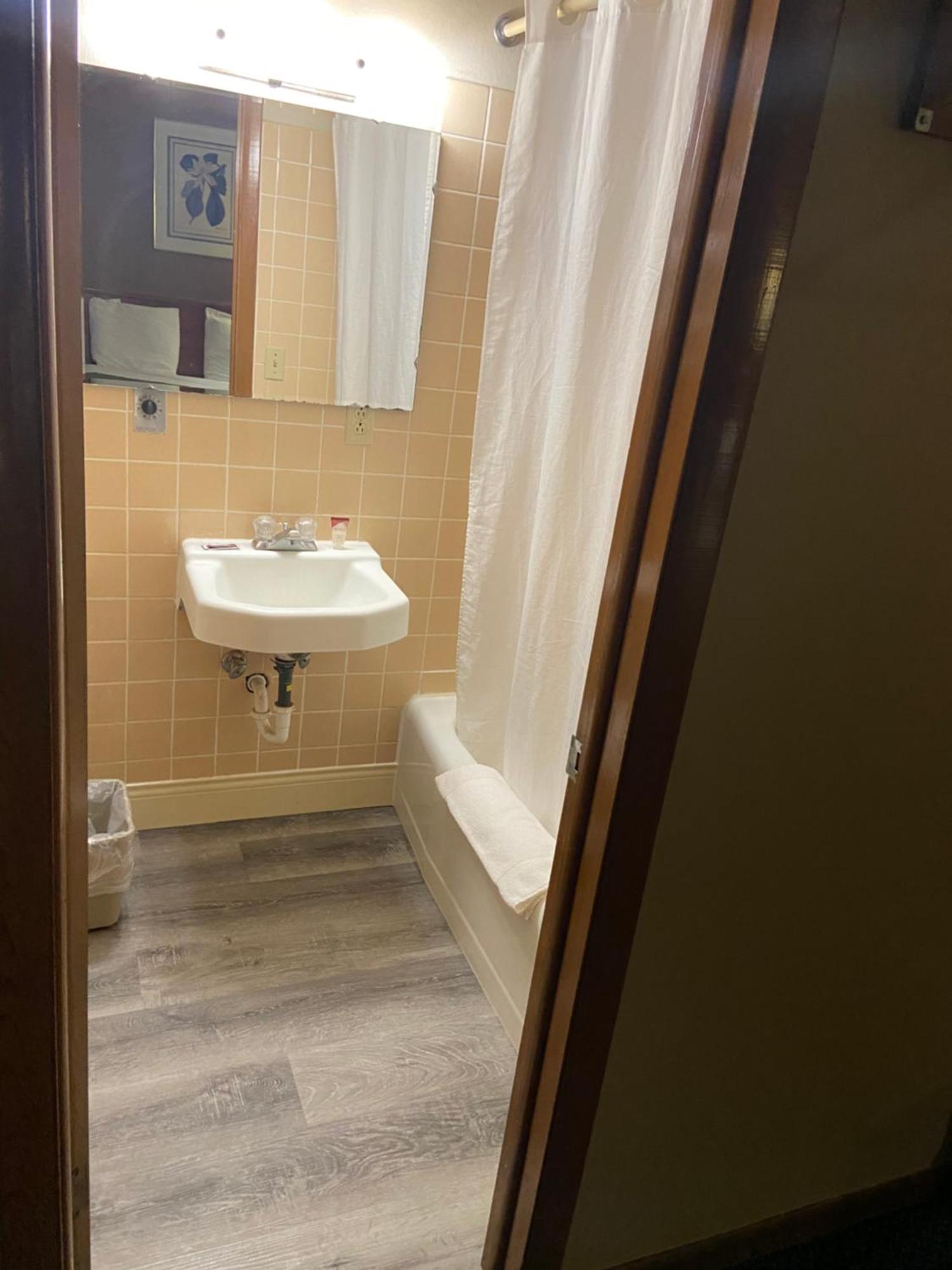 Colonial Inn Dyersville Екстер'єр фото