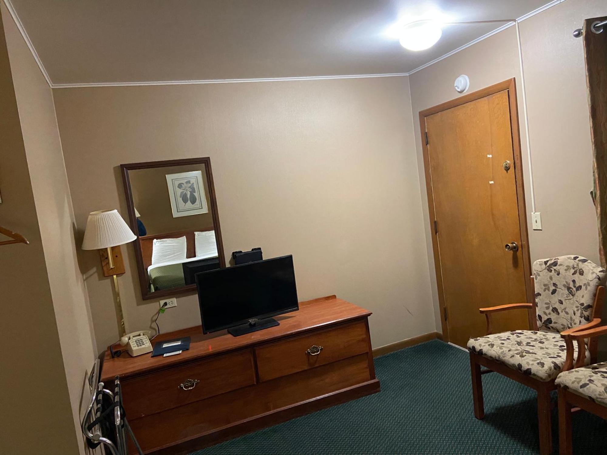 Colonial Inn Dyersville Екстер'єр фото
