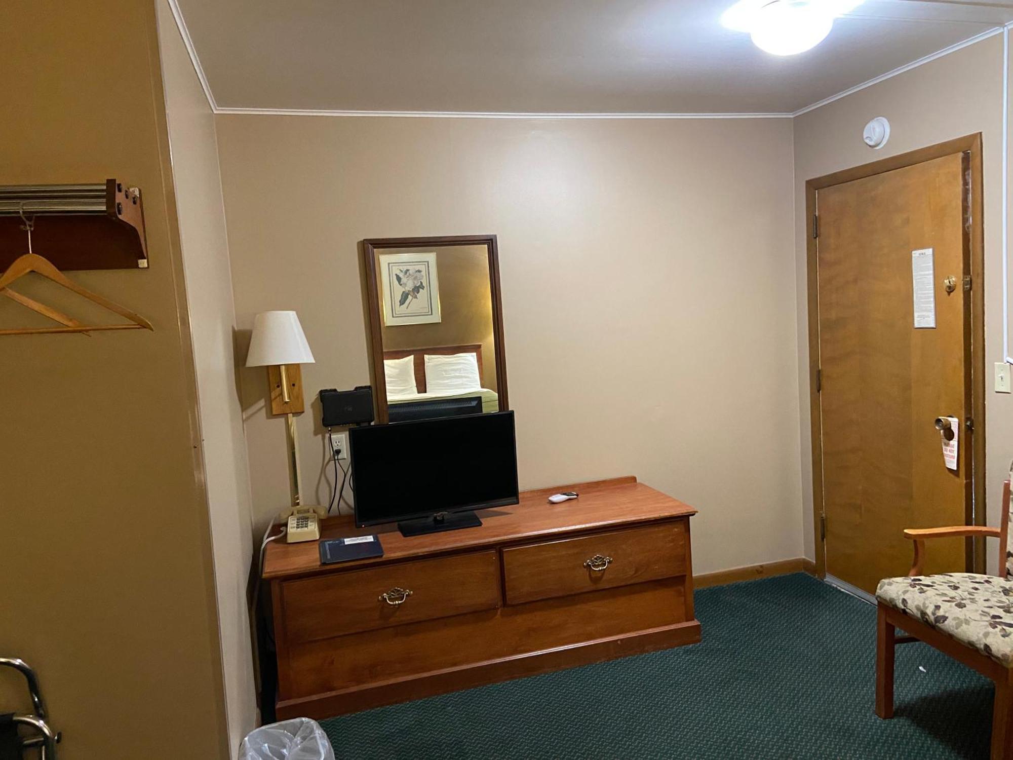 Colonial Inn Dyersville Екстер'єр фото