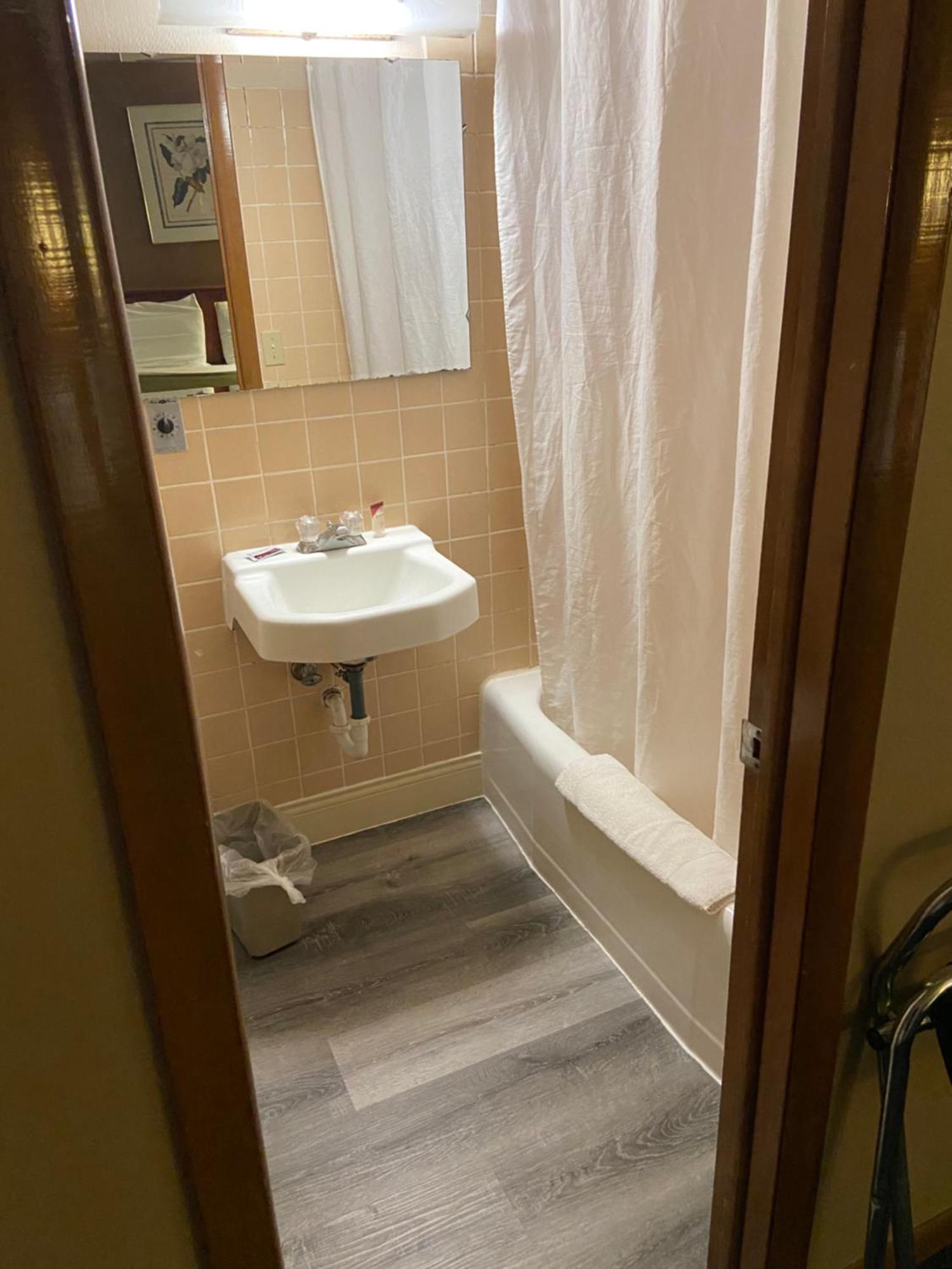 Colonial Inn Dyersville Екстер'єр фото