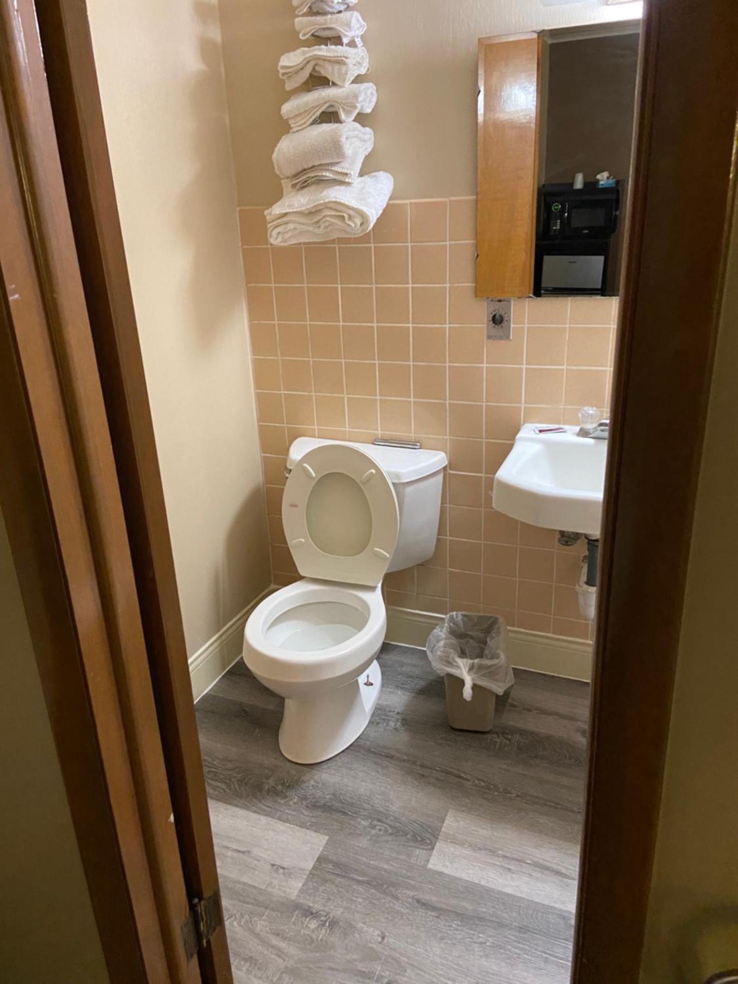 Colonial Inn Dyersville Екстер'єр фото
