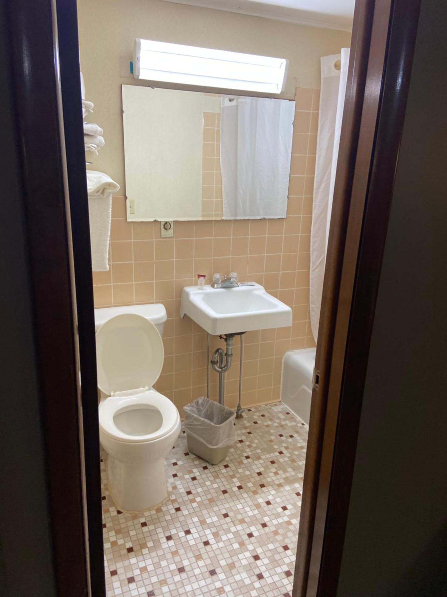 Colonial Inn Dyersville Екстер'єр фото