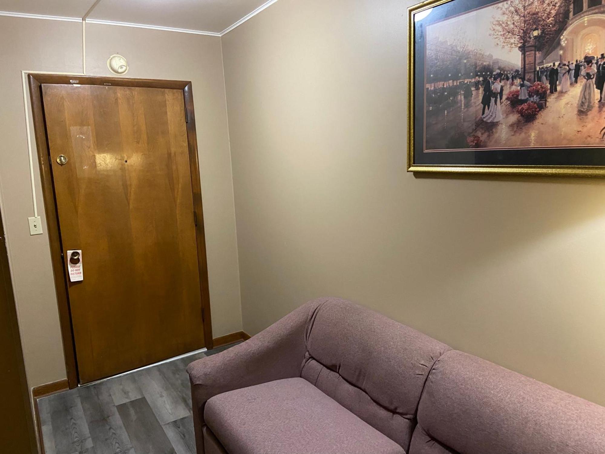 Colonial Inn Dyersville Екстер'єр фото