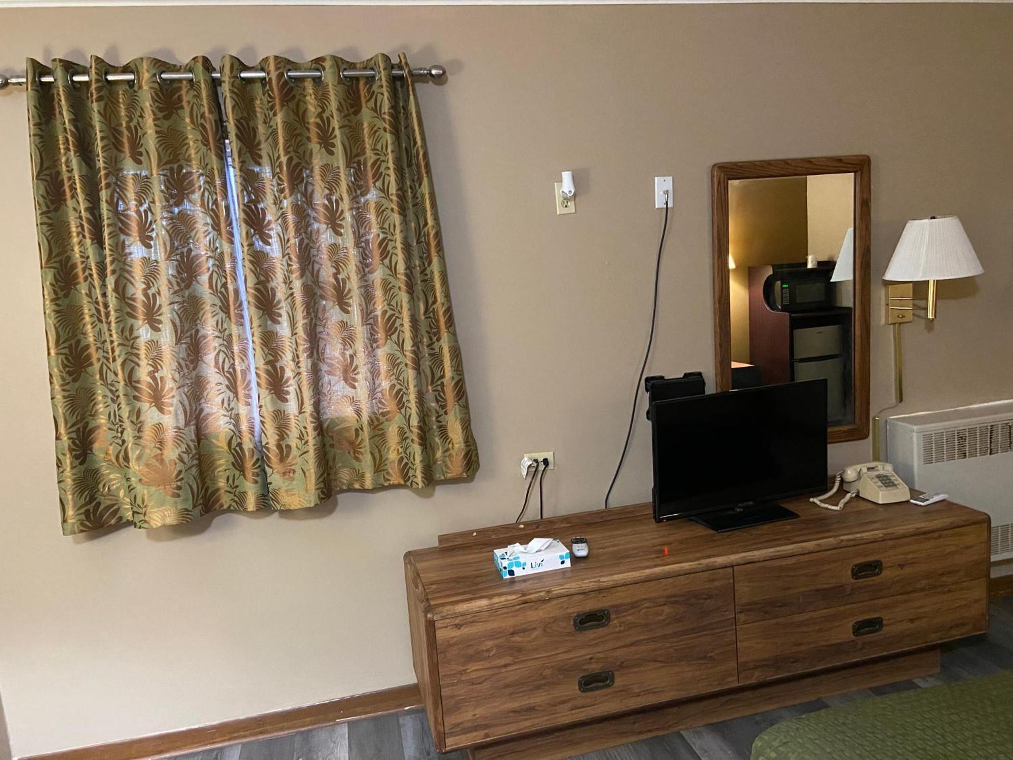 Colonial Inn Dyersville Екстер'єр фото