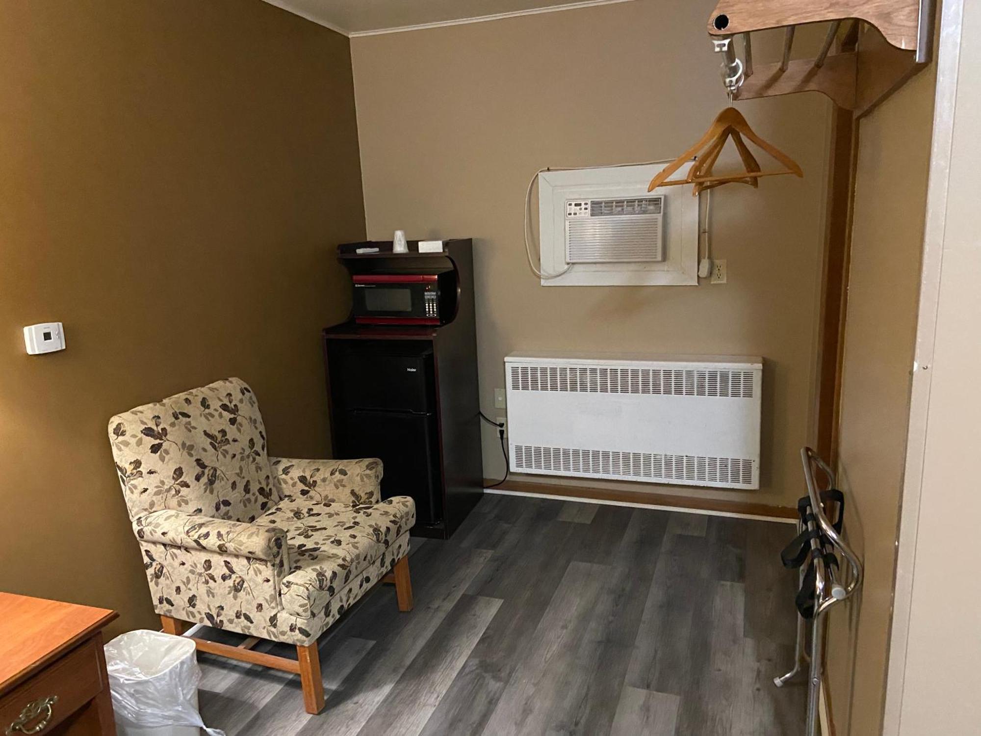 Colonial Inn Dyersville Екстер'єр фото