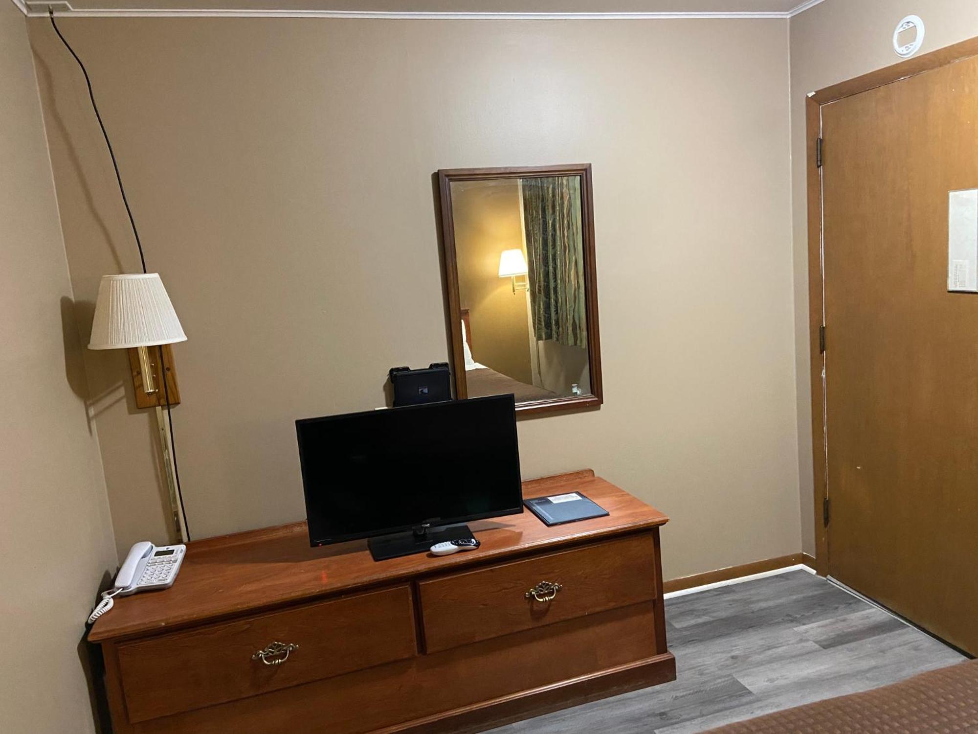 Colonial Inn Dyersville Екстер'єр фото