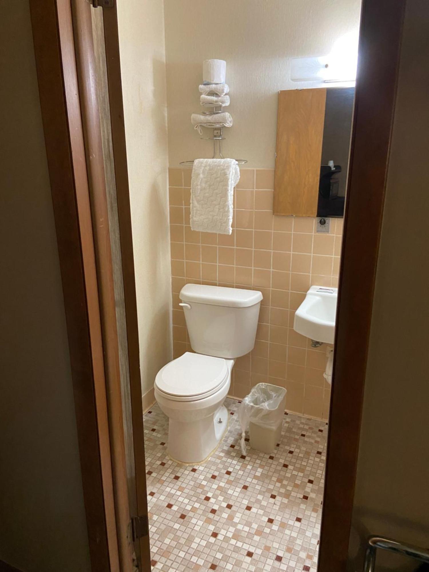 Colonial Inn Dyersville Екстер'єр фото