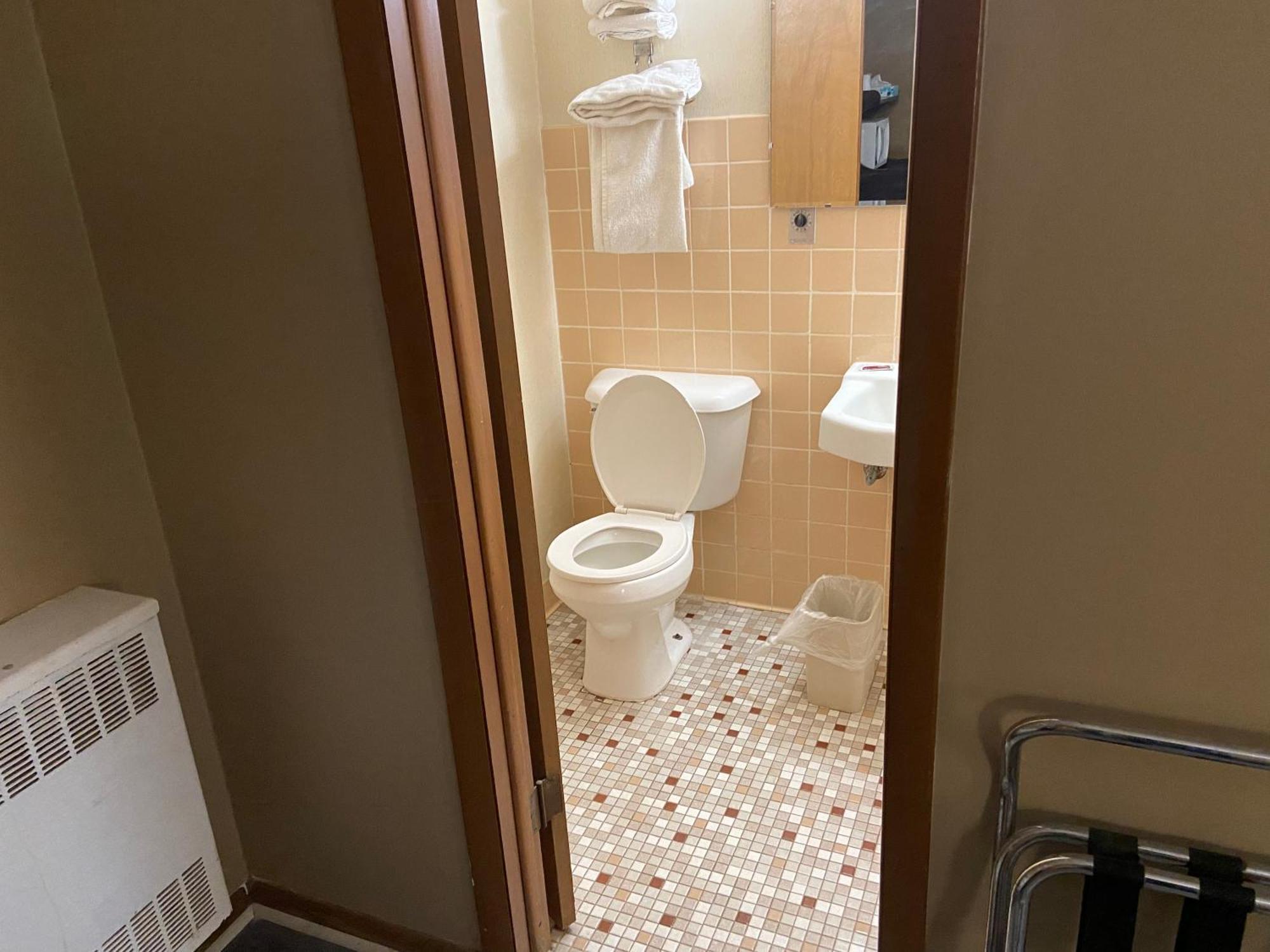 Colonial Inn Dyersville Екстер'єр фото