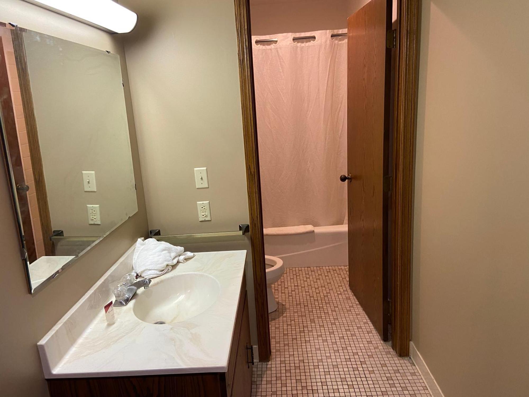 Colonial Inn Dyersville Екстер'єр фото