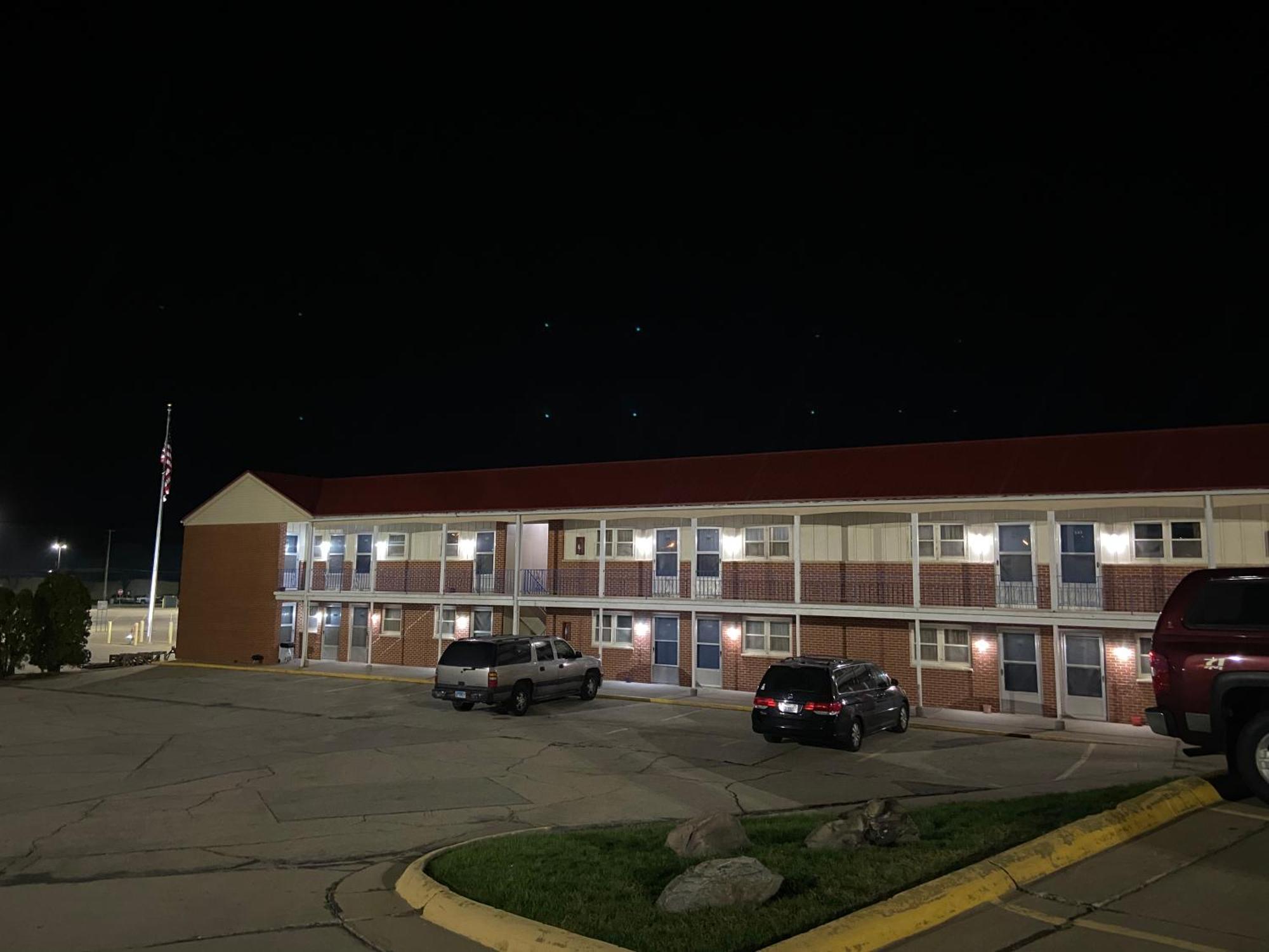 Colonial Inn Dyersville Екстер'єр фото