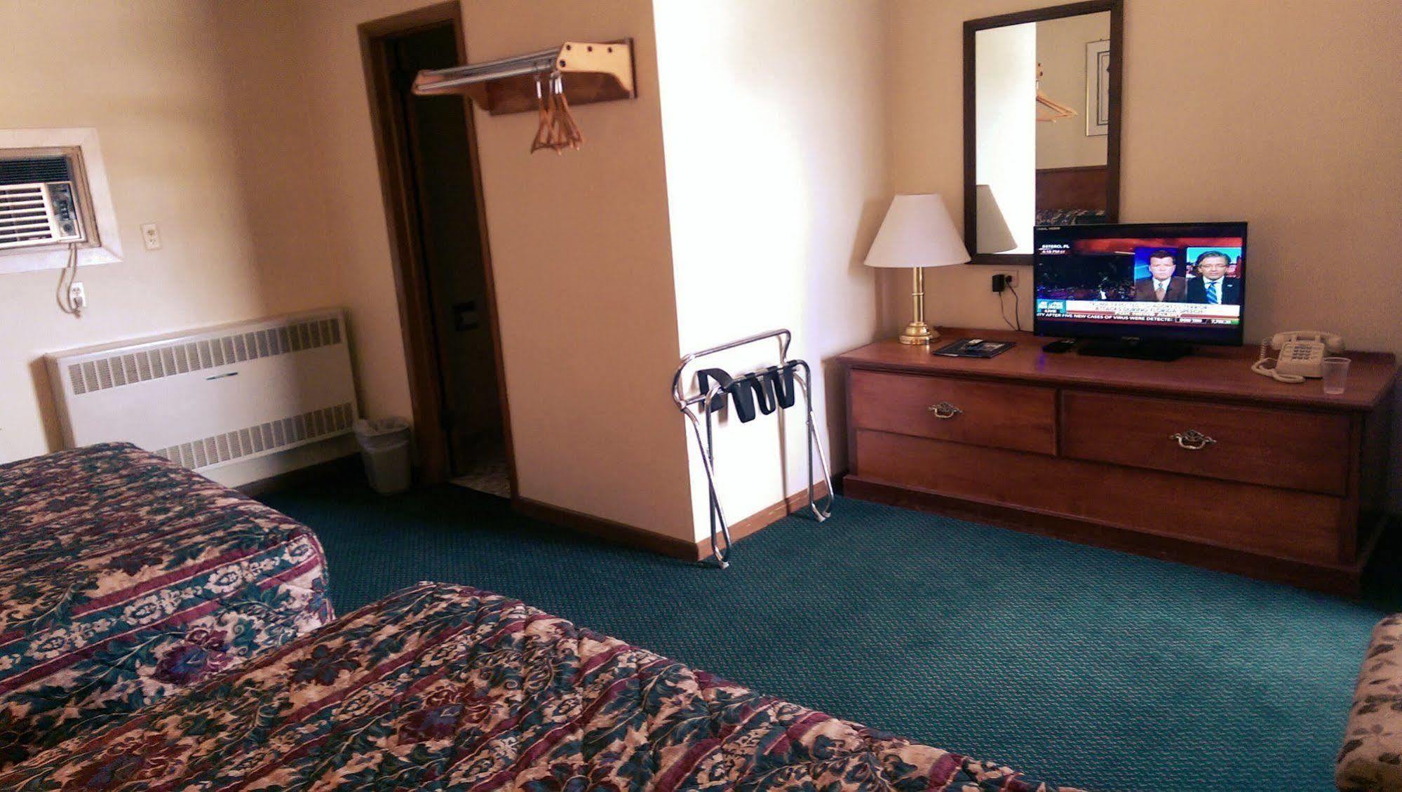 Colonial Inn Dyersville Екстер'єр фото
