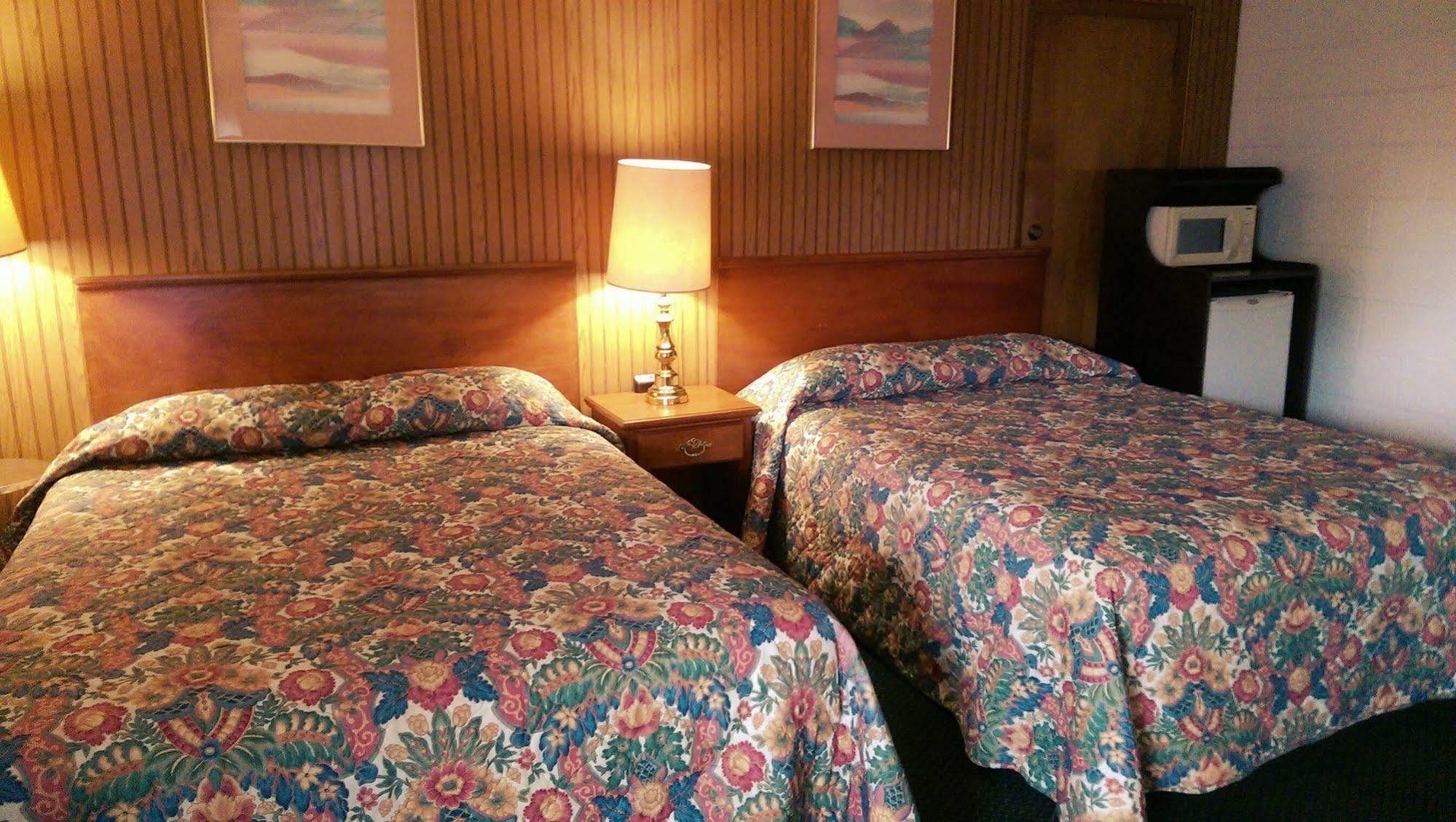 Colonial Inn Dyersville Екстер'єр фото