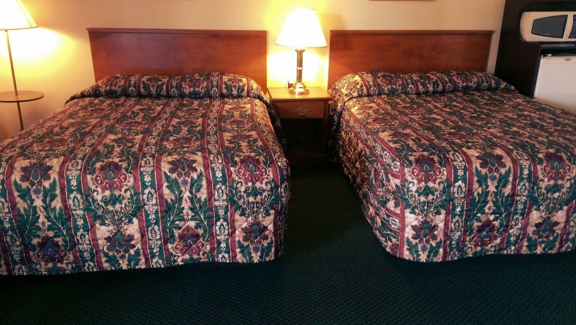 Colonial Inn Dyersville Екстер'єр фото