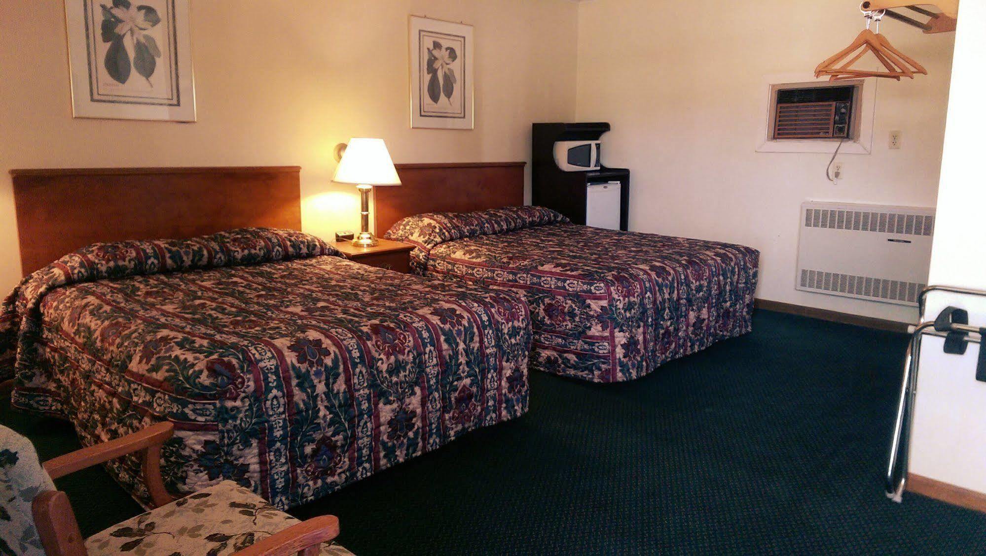 Colonial Inn Dyersville Екстер'єр фото
